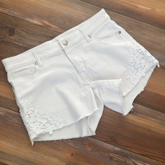 Lauren Conrad white denim with crochet shorts 6 - Picture 4 of 4